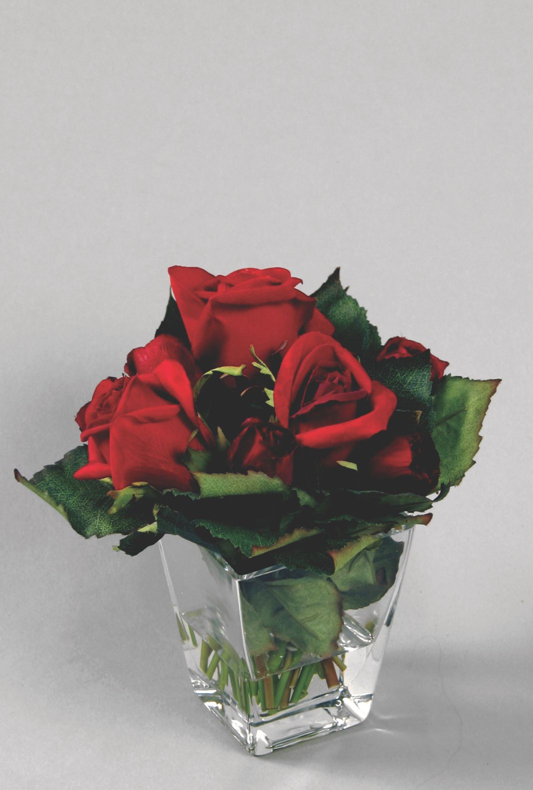 rose arrangement in water red 