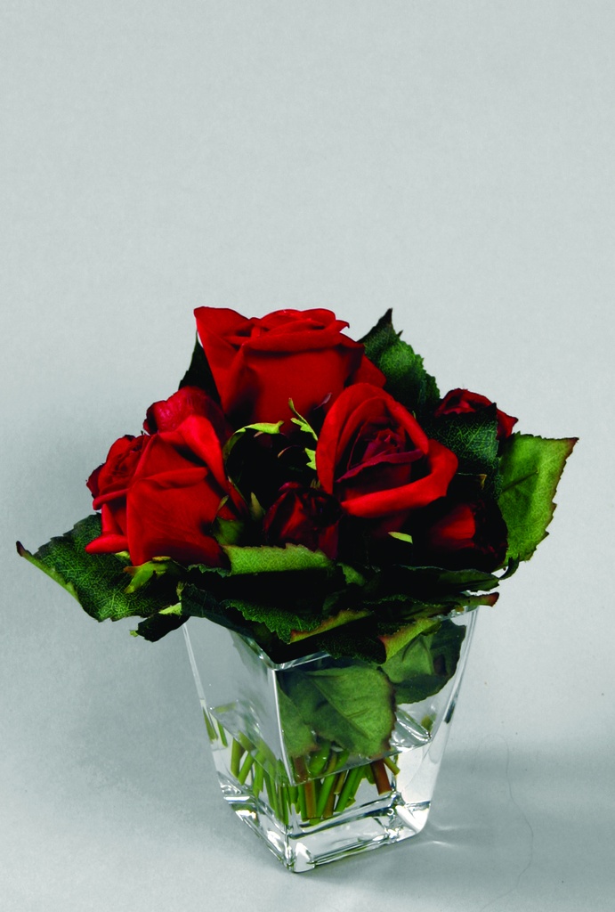 rose arrangement in water red 